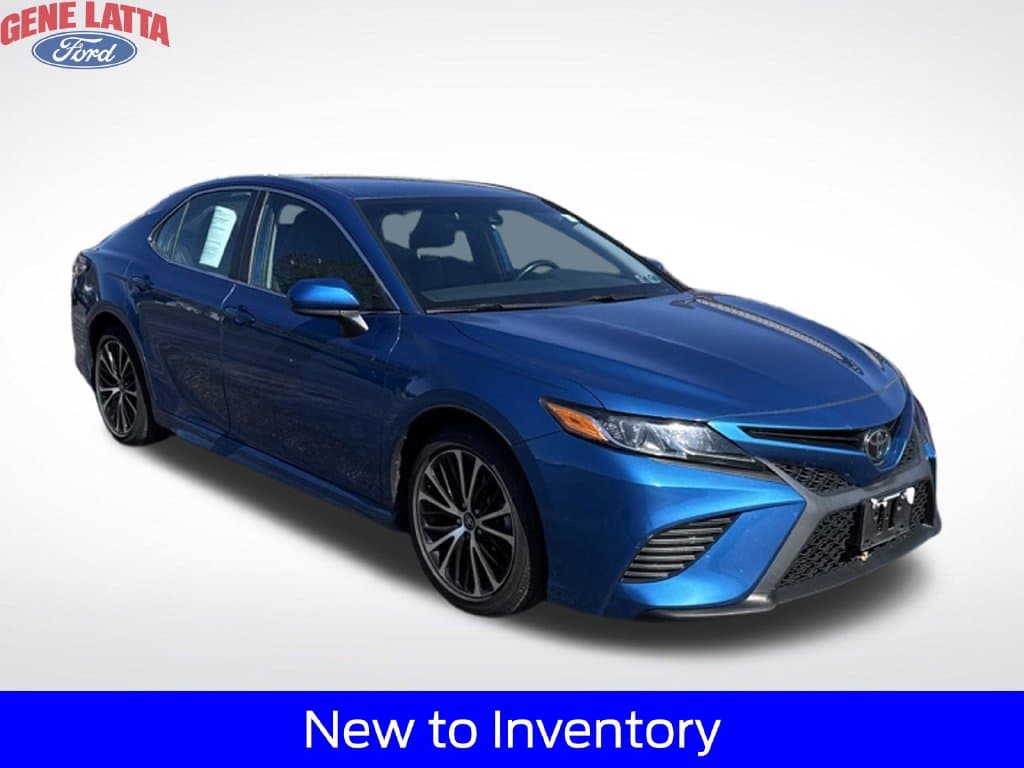 2020 Toyota Camry SE — photo 1 of 5