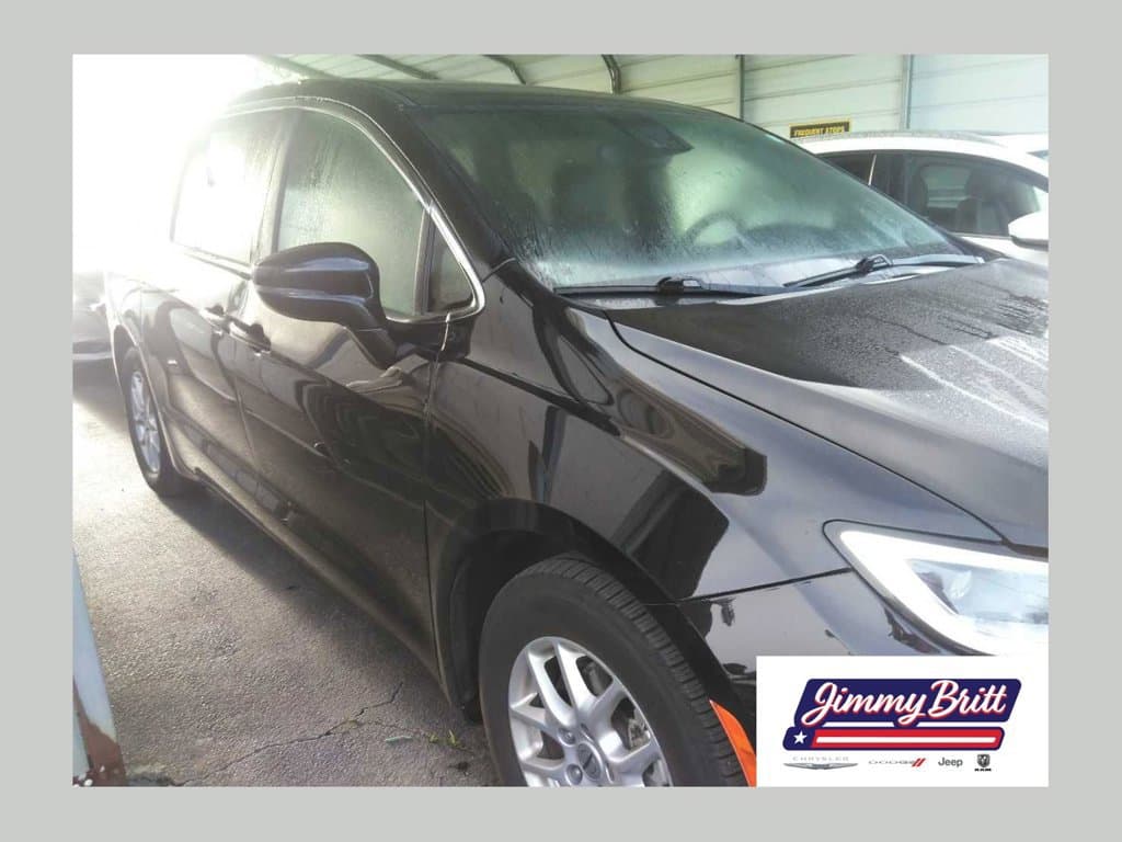 2025 Chrysler Pacifica Select — photo 1 of 5