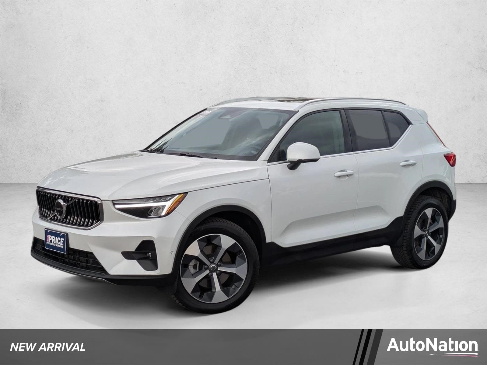 2025 Volvo XC40 Plus Bright Theme — photo 1 of 22