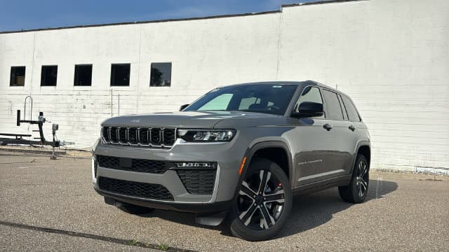 2027 Jeep Grand Cherokee Limited — photo 1 of 45