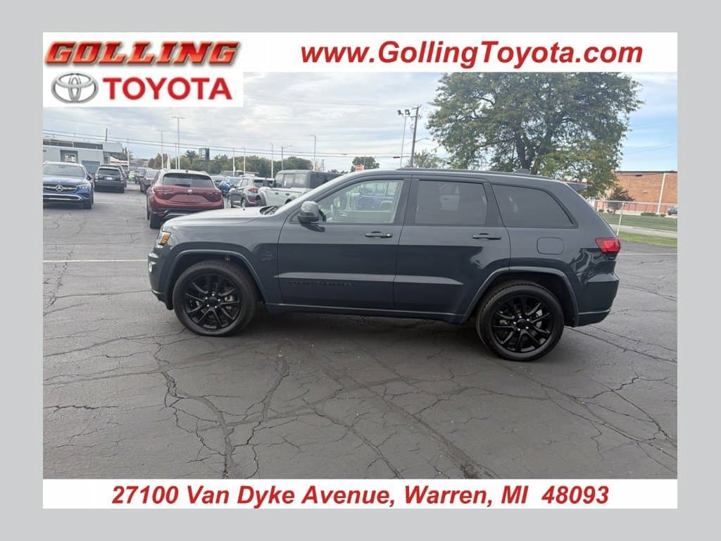 2017 Jeep Grand Cherokee Altitude — photo 1 of 10