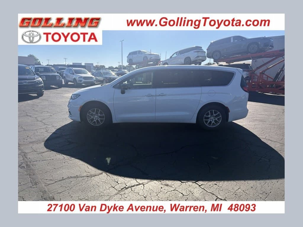 2026 Chrysler Pacifica Select — photo 1 of 10