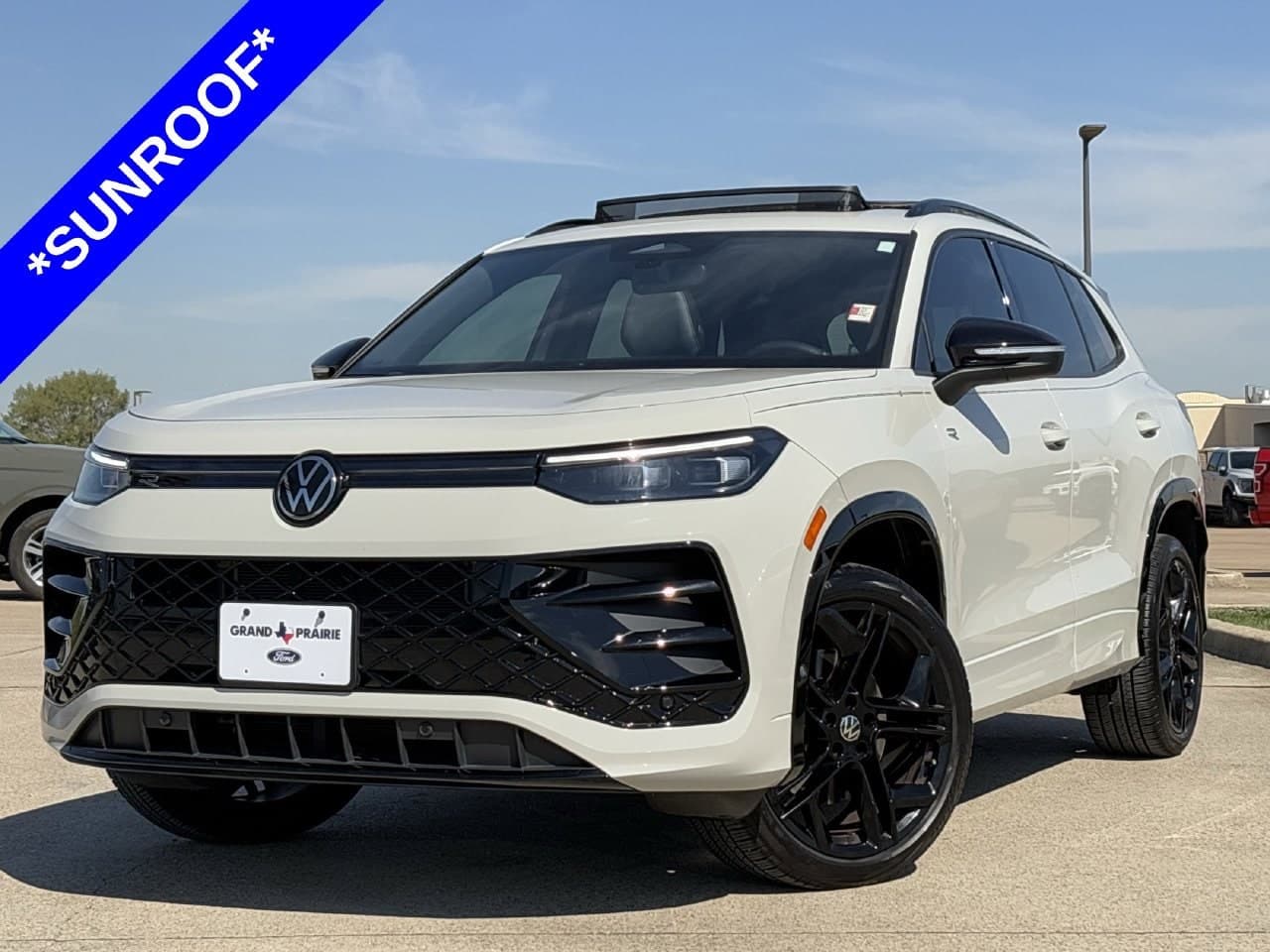 2025 Volkswagen Tiguan SE R-Line Black — photo 1 of 31