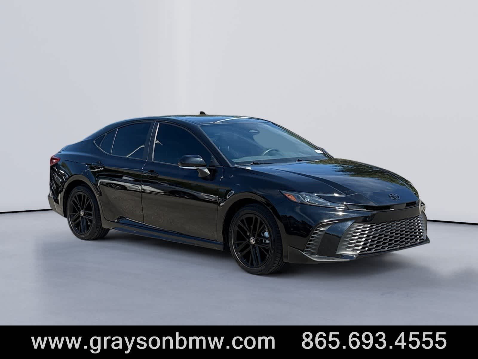 2025 Toyota Camry SE — photo 1 of 33