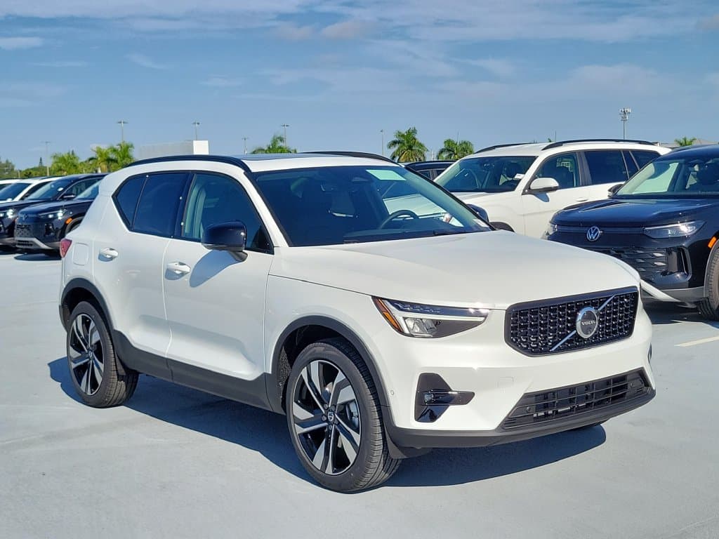 2026 Volvo XC40 Base — photo 1 of 30