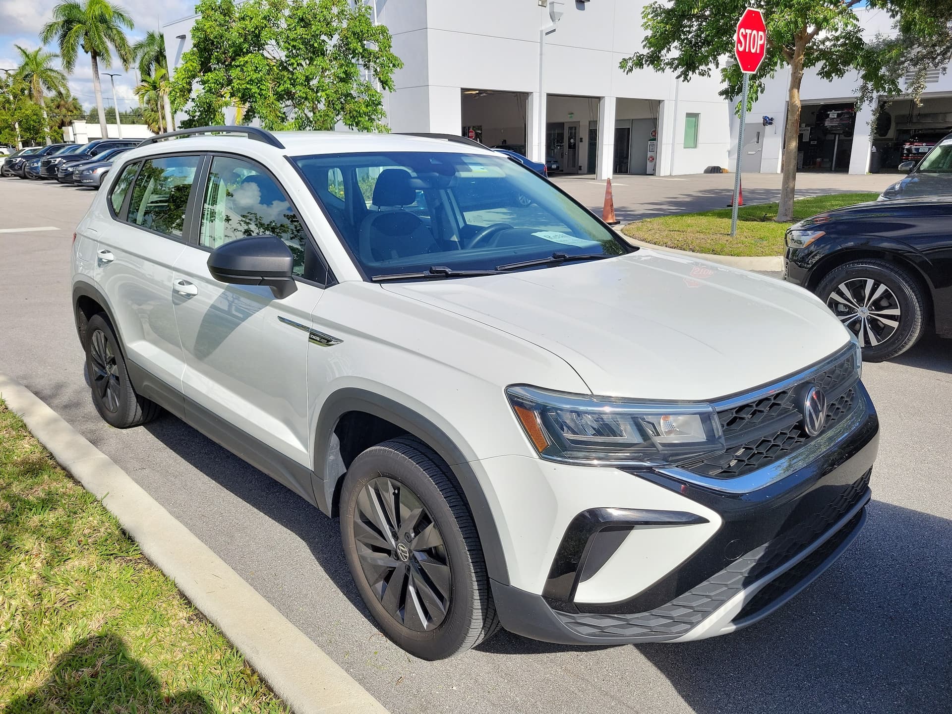 2024 Volkswagen Taos Base — photo 1 of 4