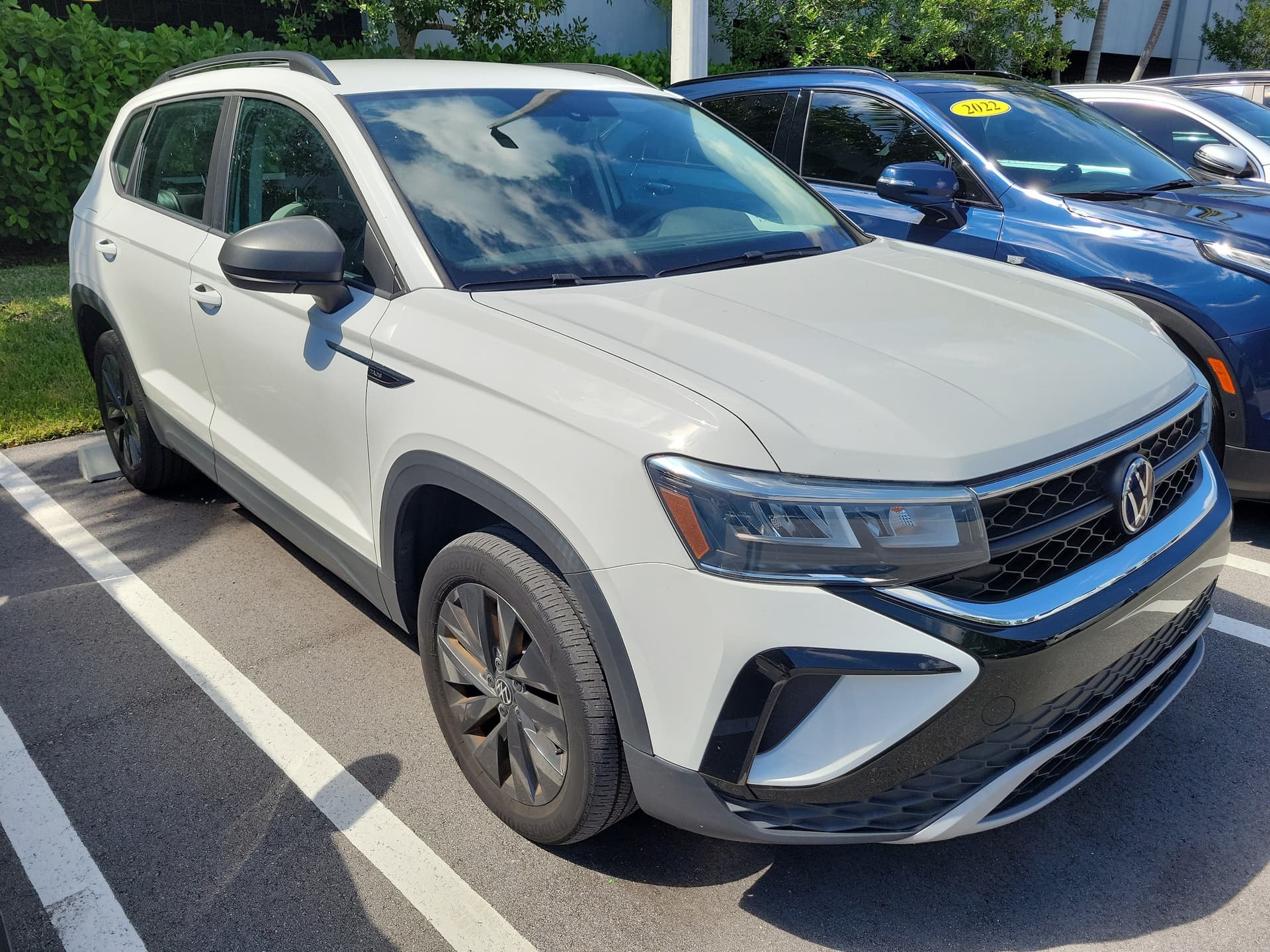 2023 Volkswagen Taos Base — photo 1 of 4