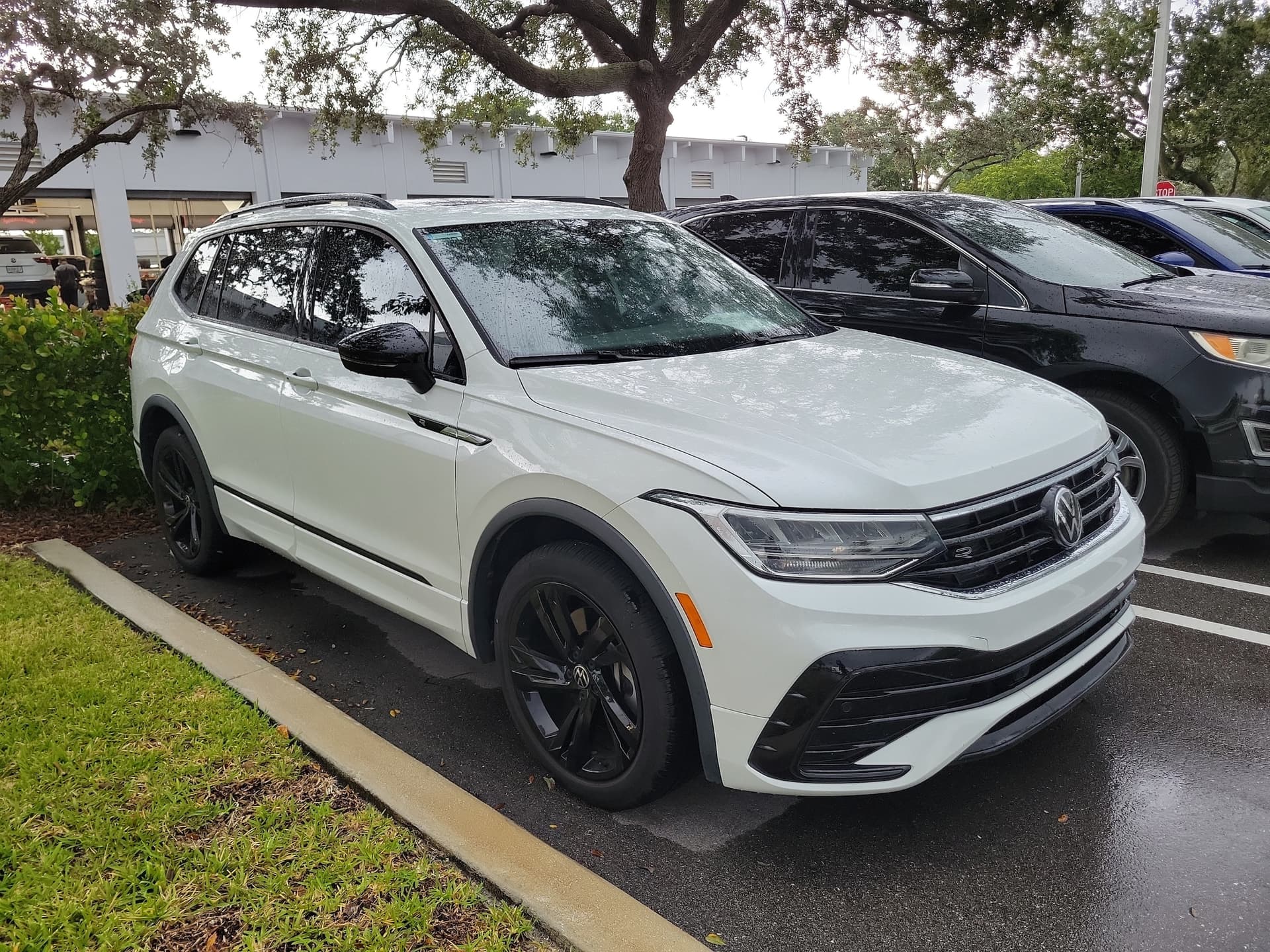 2024 Volkswagen Tiguan Base — photo 1 of 4