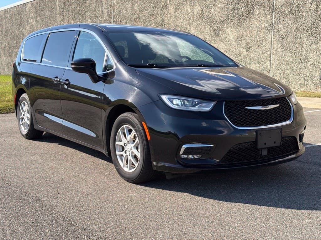 2025 Chrysler Pacifica Select — photo 1 of 15