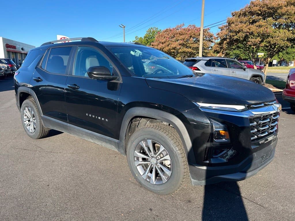 2025 Chevrolet Equinox FWD LT — photo 1 of 15