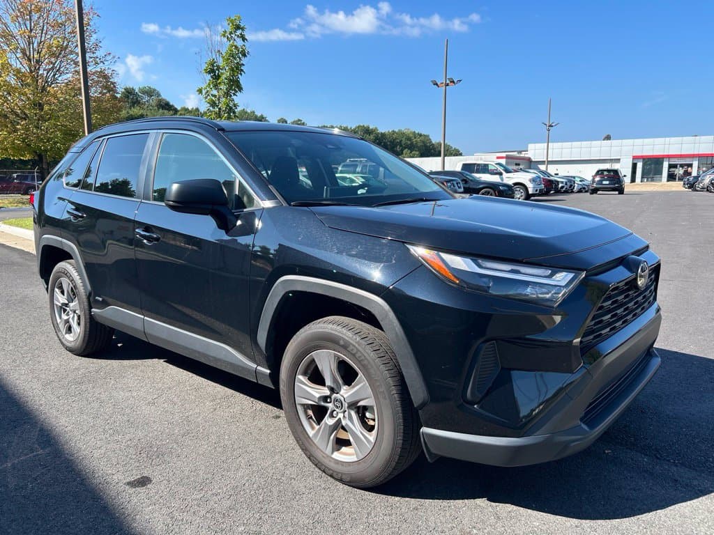2025 Toyota RAV4 Hybrid LE — photo 1 of 15