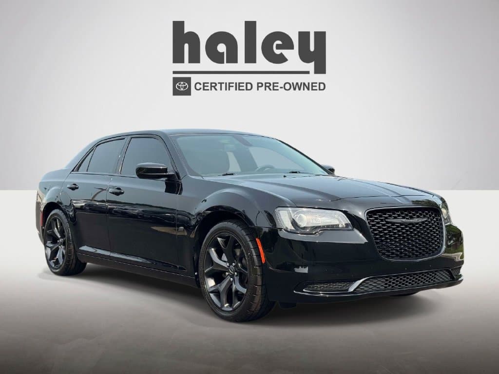 2021 Chrysler 300 Touring — photo 1 of 27
