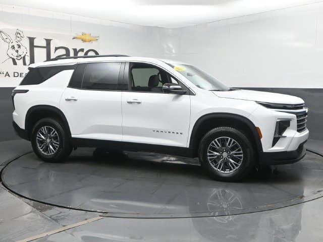 2024 Chevrolet Traverse FWD LT — photo 1 of 66