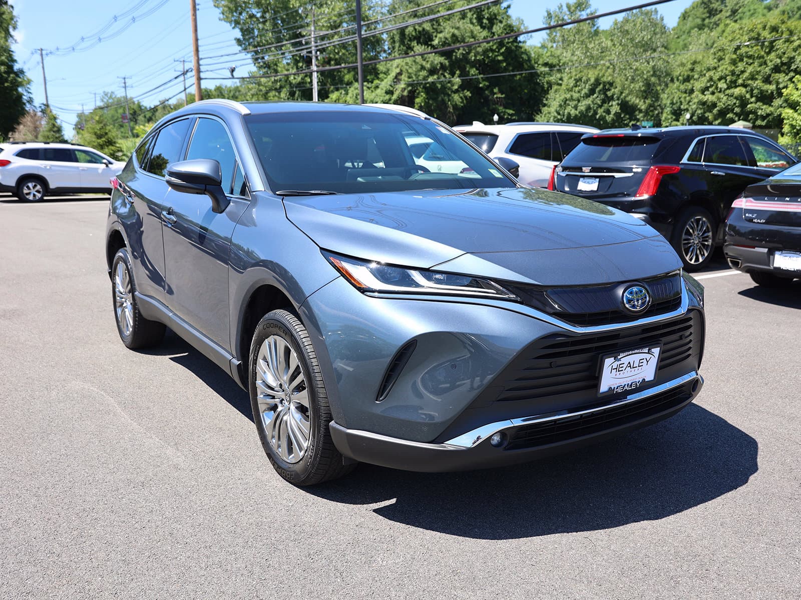 2024 Toyota Venza XLE — photo 1 of 39