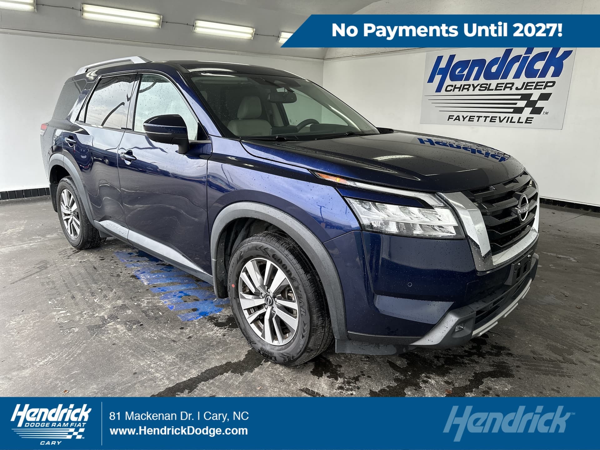 2022 Nissan Pathfinder SL — photo 1 of 33