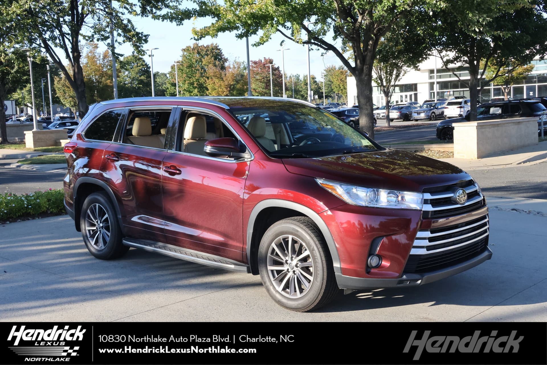 2017 Toyota Highlander SE — photo 1 of 36