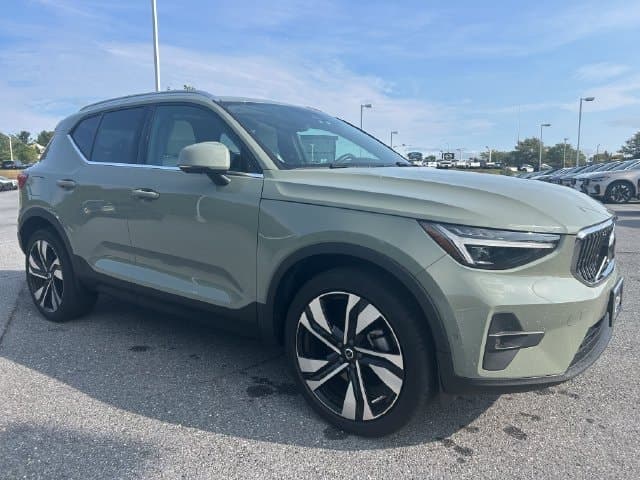 2024 Volvo XC40 Base — photo 1 of 5