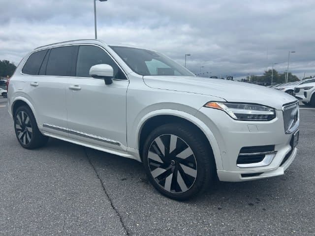 2025 Volvo XC90 Plug-In Hybrid Base — photo 1 of 4