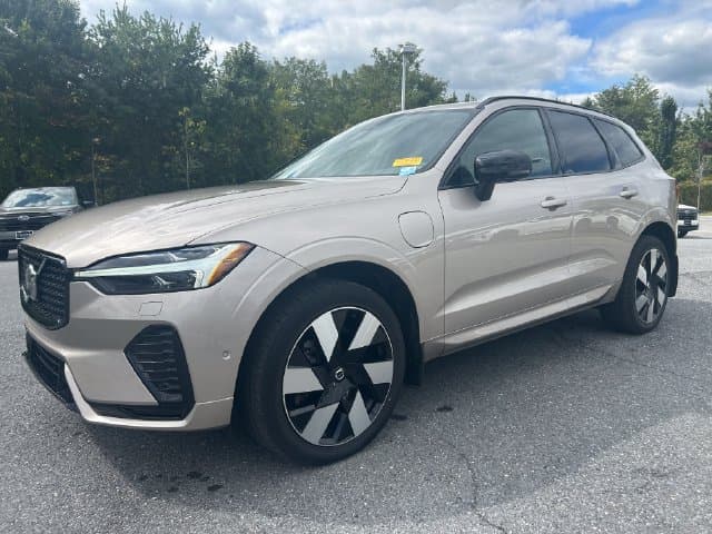 2024 Volvo XC60 Recharge Plug-In Hybrid Base — photo 1 of 6
