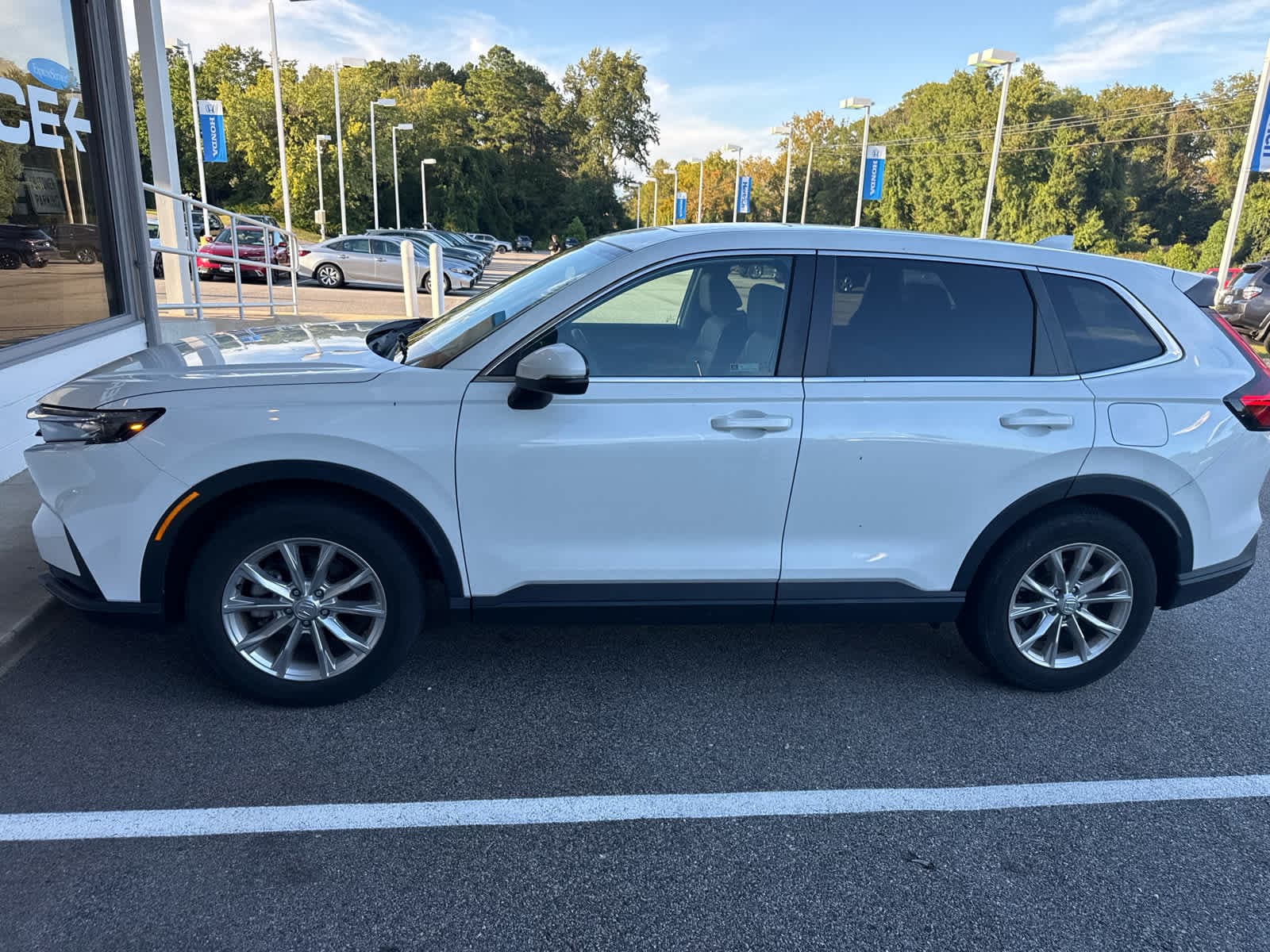 2023 Honda CR-V Base — photo 1 of 9