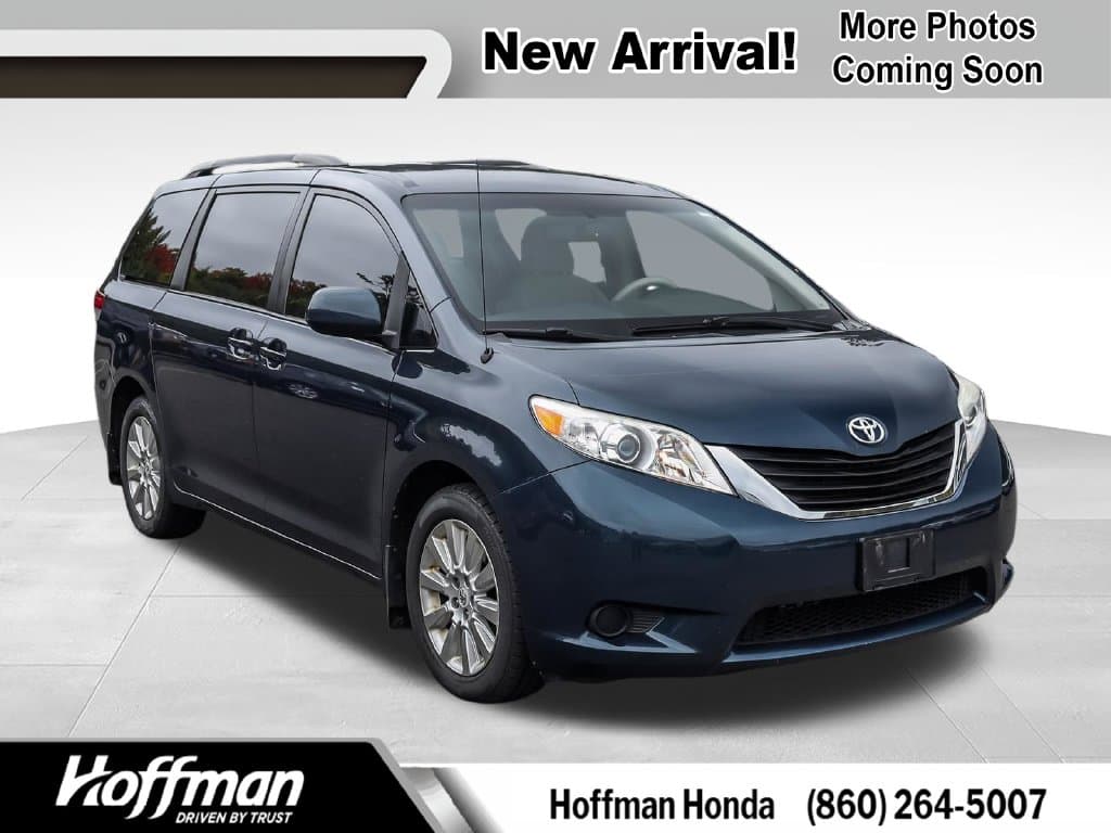 2011 Toyota Sienna LE — photo 1 of 10