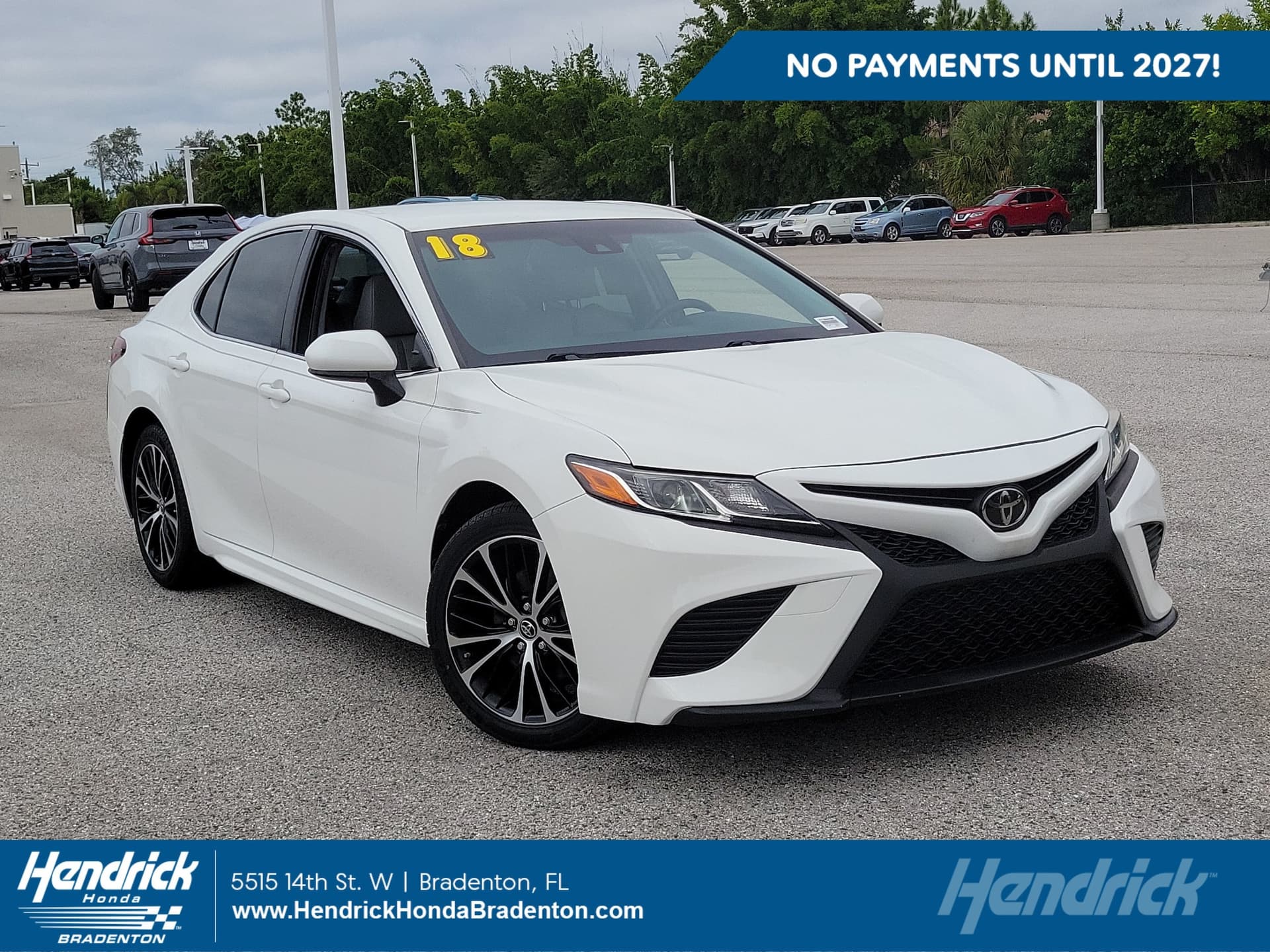 2020 Toyota Camry Hybrid XLE — photo 1 of 34