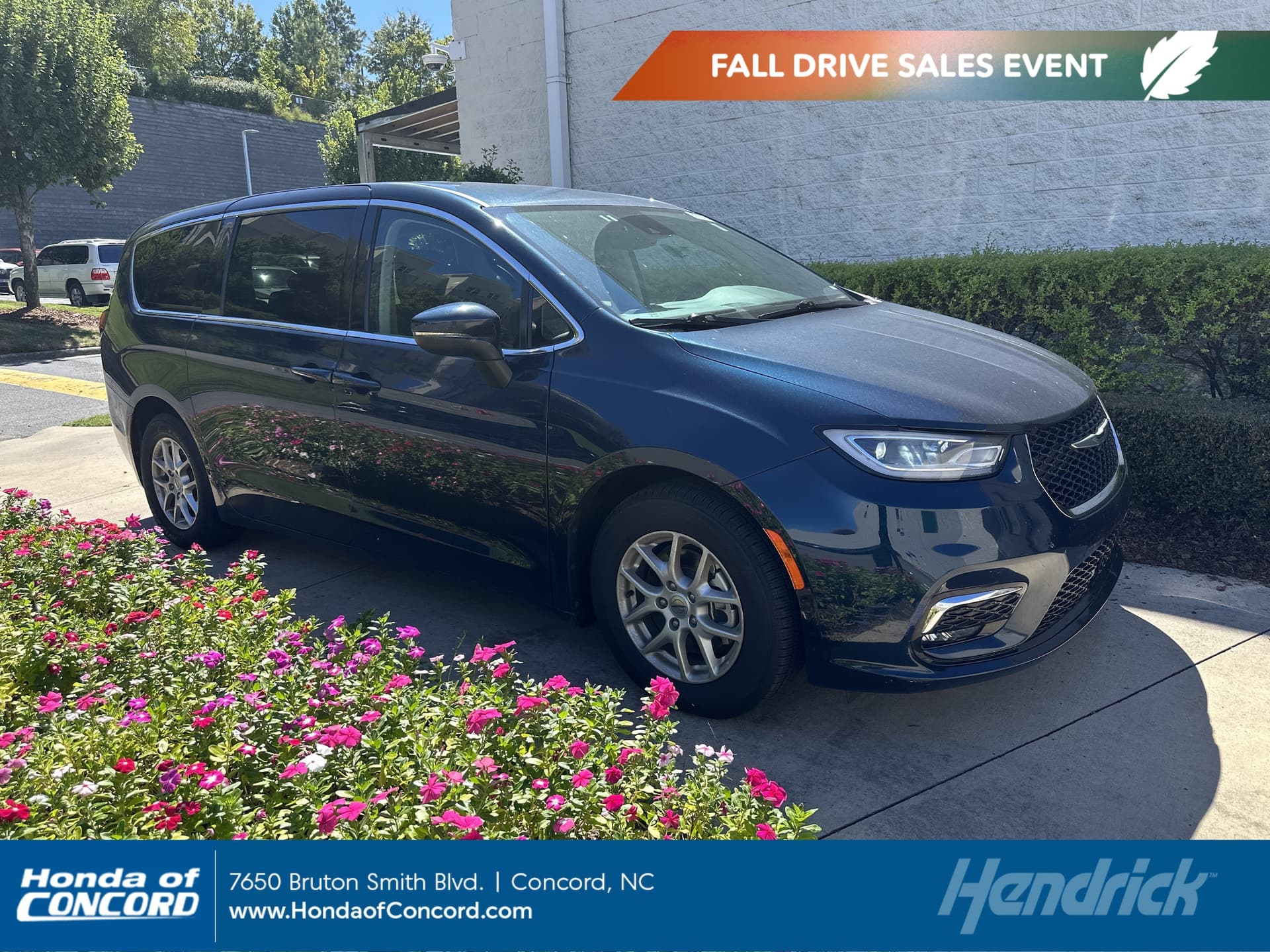 2023 Chrysler Pacifica Touring L — photo 1 of 12