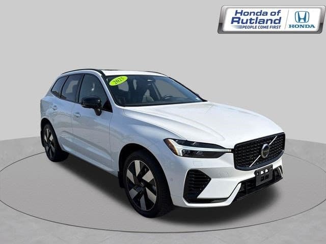 2025 Volvo XC60 Plug-In Hybrid Plus — photo 1 of 46