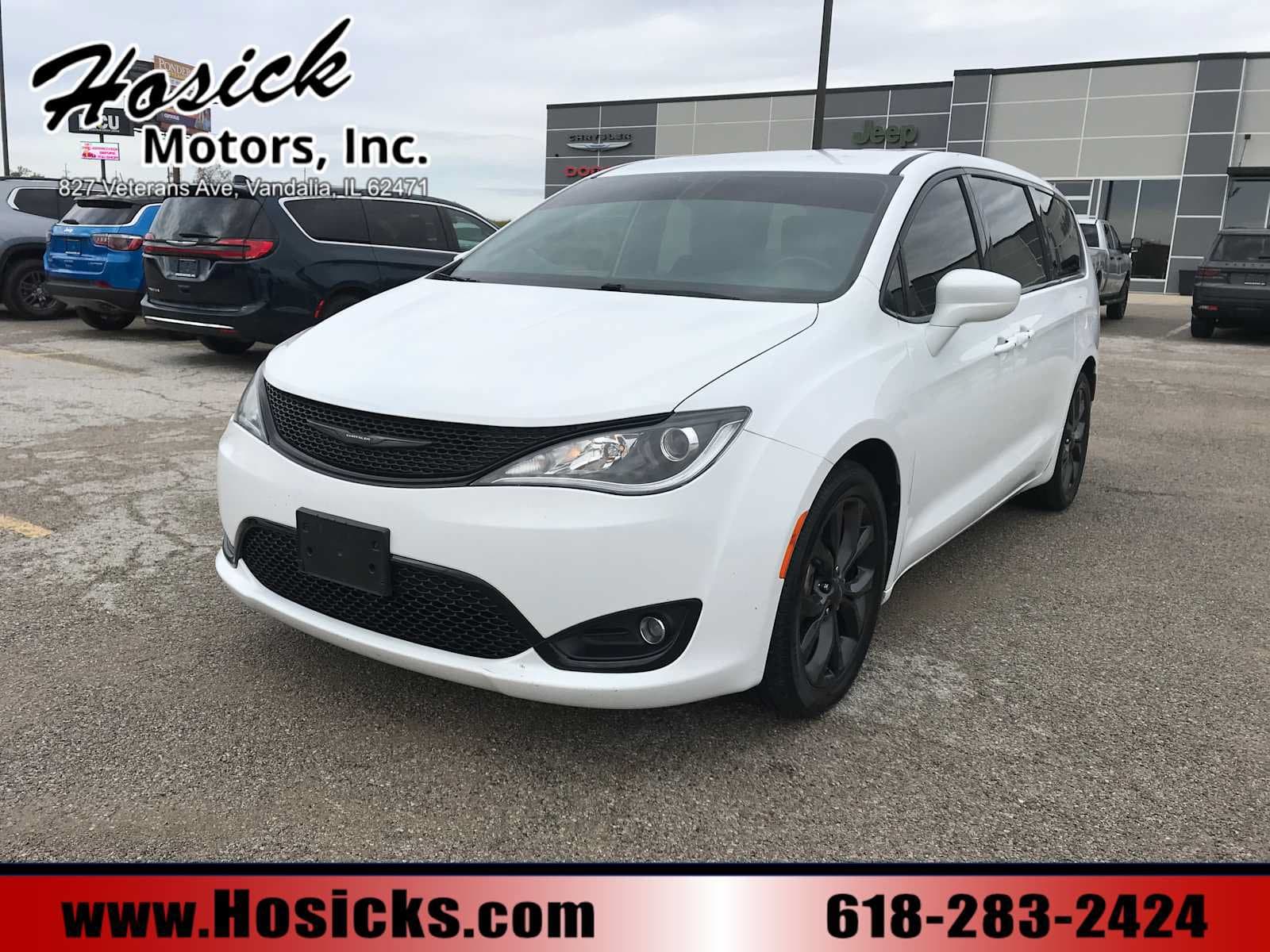 2020 Chrysler Pacifica Touring — photo 1 of 36