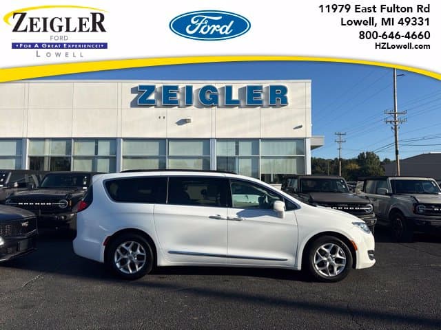 2017 Chrysler Pacifica Touring-L — photo 1 of 27