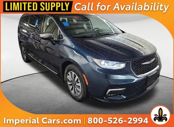 2023 Chrysler Pacifica Hybrid Limited — photo 1 of 12
