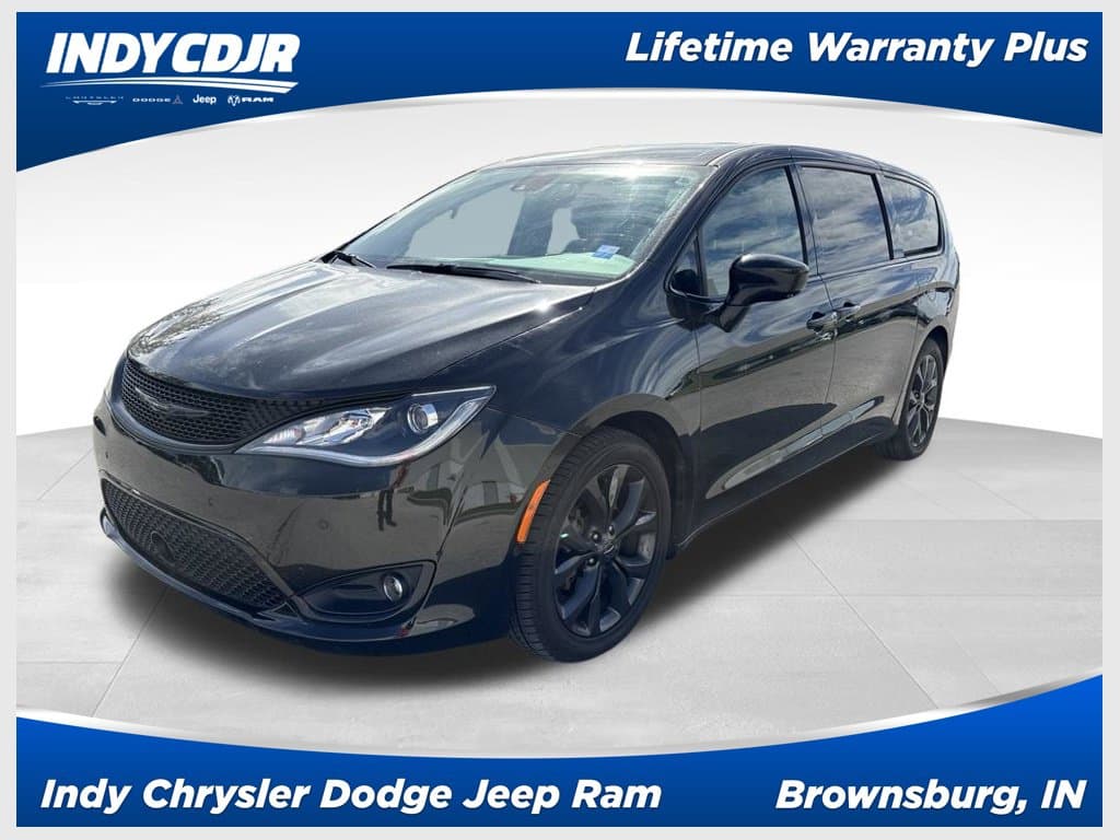 2020 Chrysler Pacifica Touring — photo 1 of 27