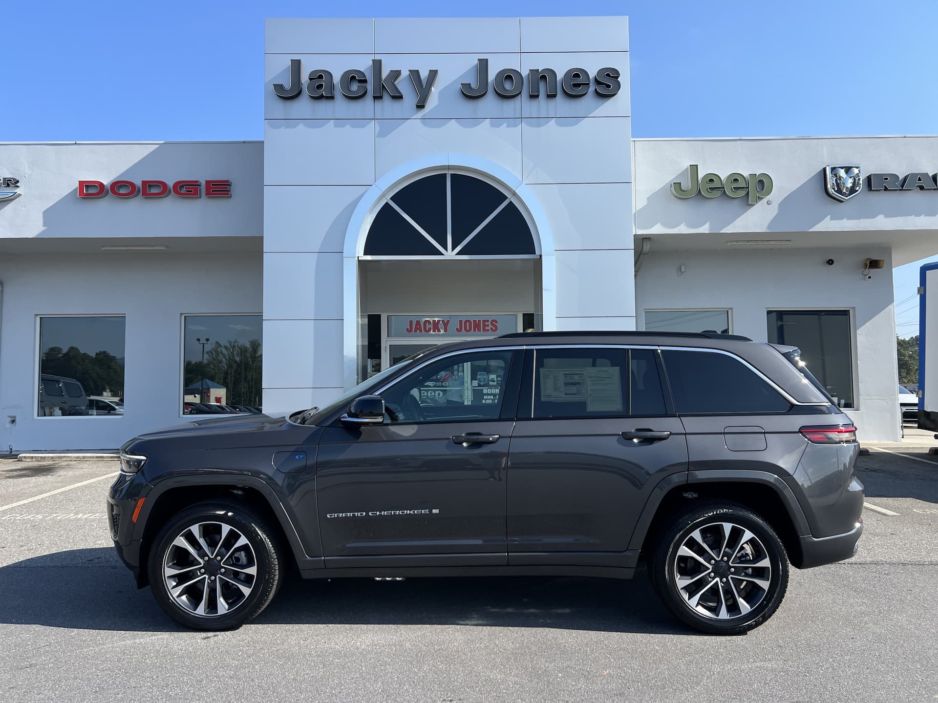 2024 Jeep Grand Cherokee 4xe Overland — photo 1 of 43