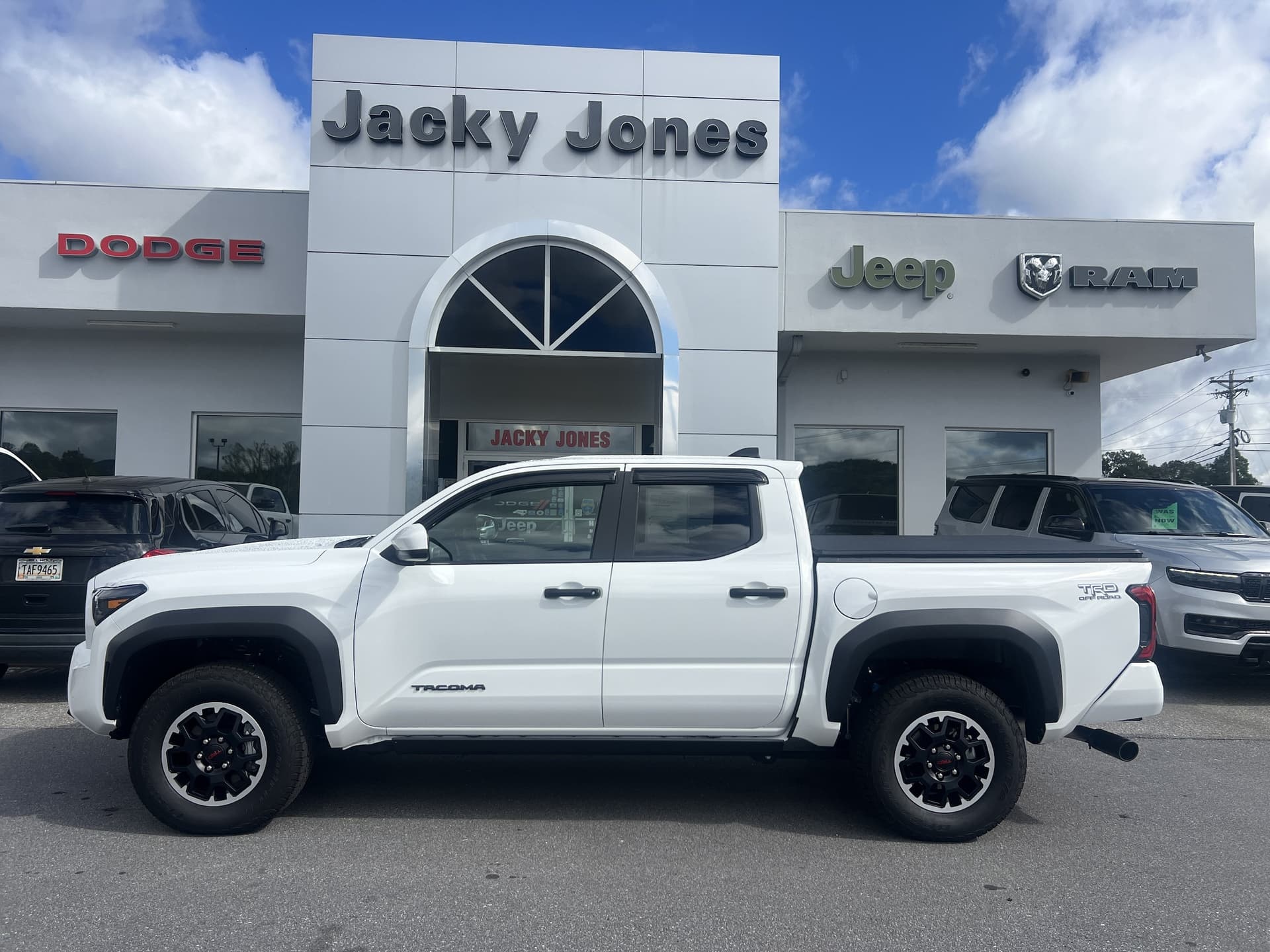 2025 Toyota Tacoma 4WD TRD Off Road — photo 1 of 33