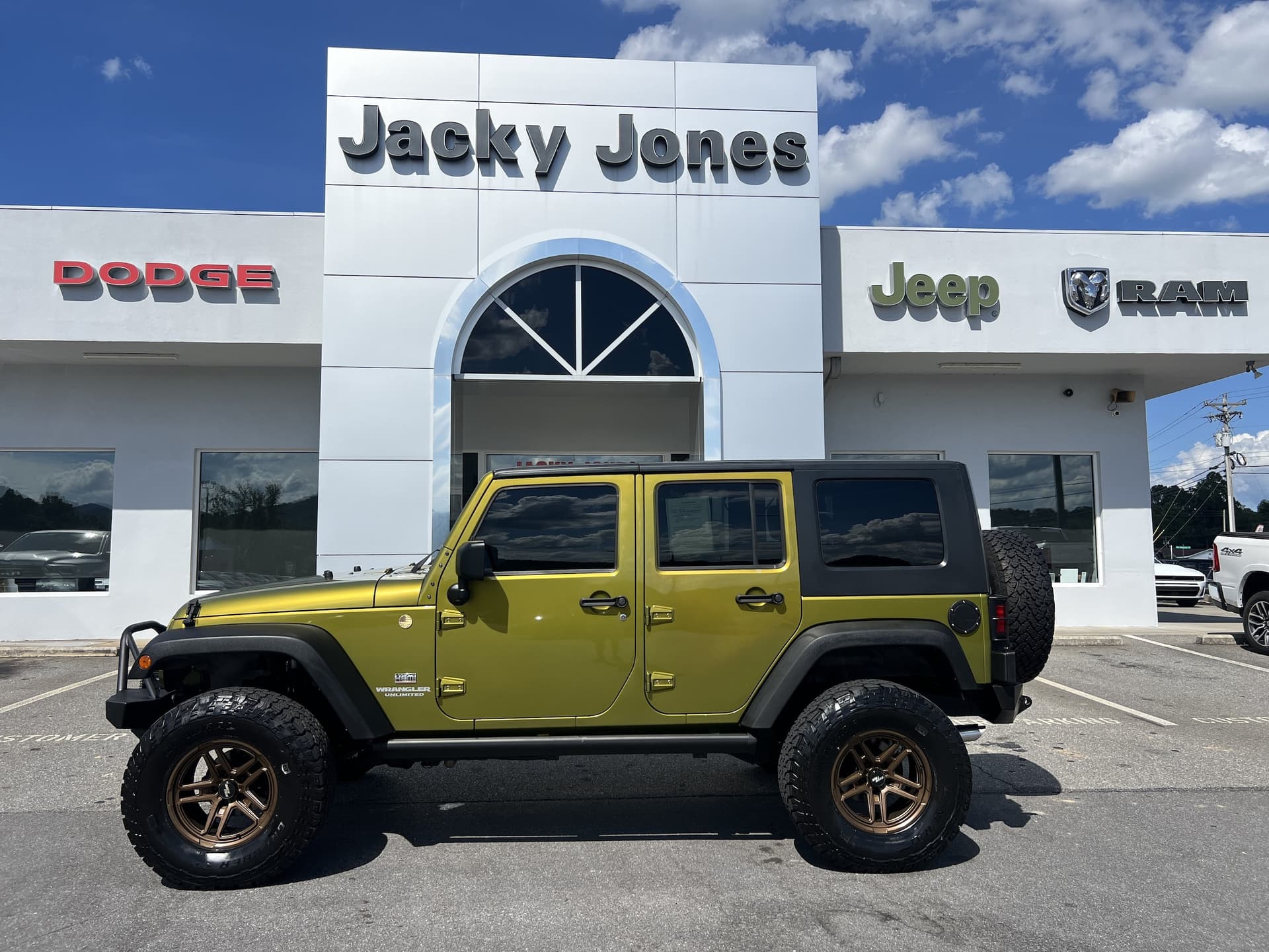 2010 Jeep Wrangler Unlimited Mountain — photo 1 of 25