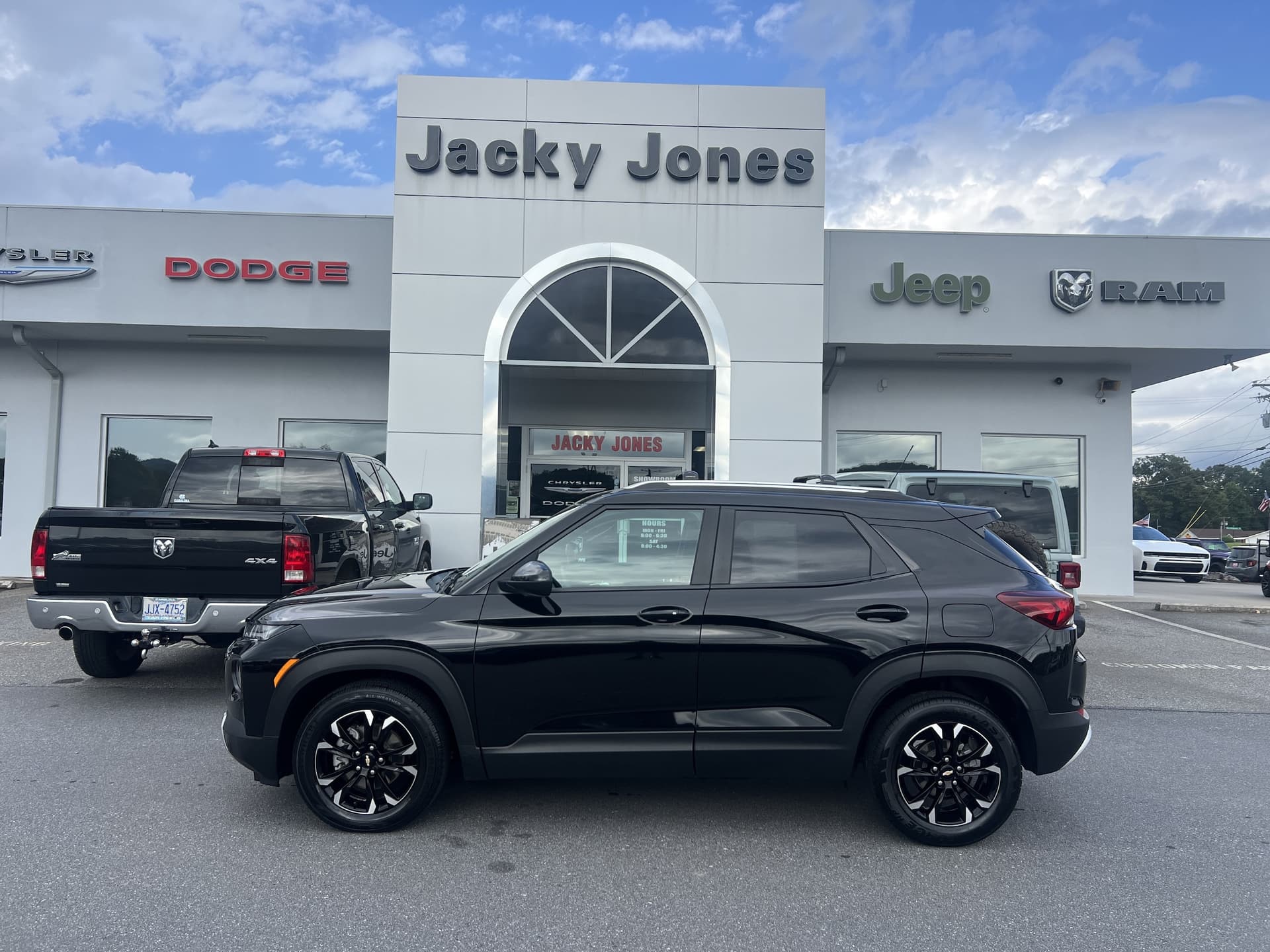 2023 Chevrolet Trailblazer LT — photo 1 of 24