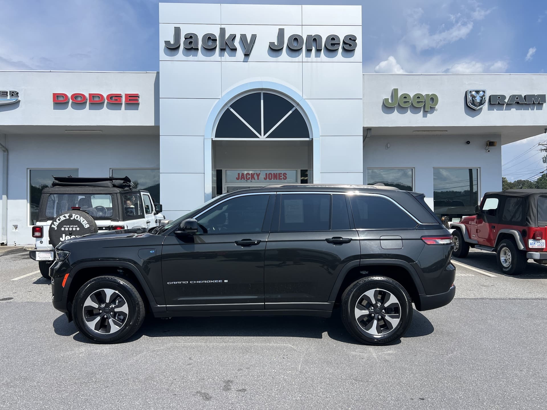 2023 Jeep Grand Cherokee 4xe Base — photo 1 of 41