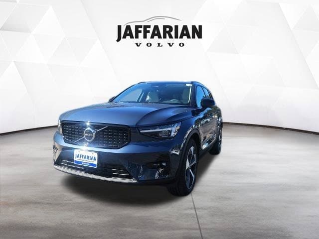 2026 Volvo XC40 Base — photo 1 of 8