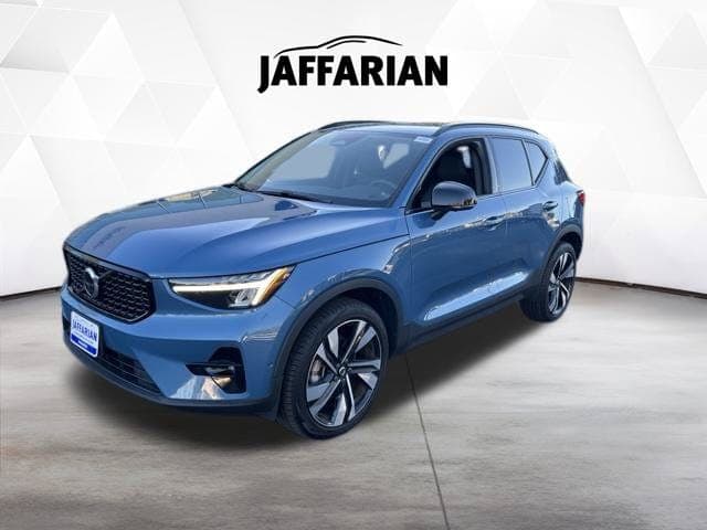 2024 Volvo XC40 Base — photo 1 of 13