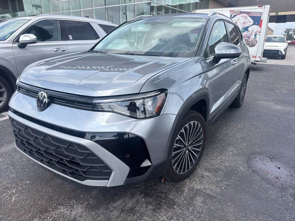2025 Volkswagen Taos Base — photo 1 of 3