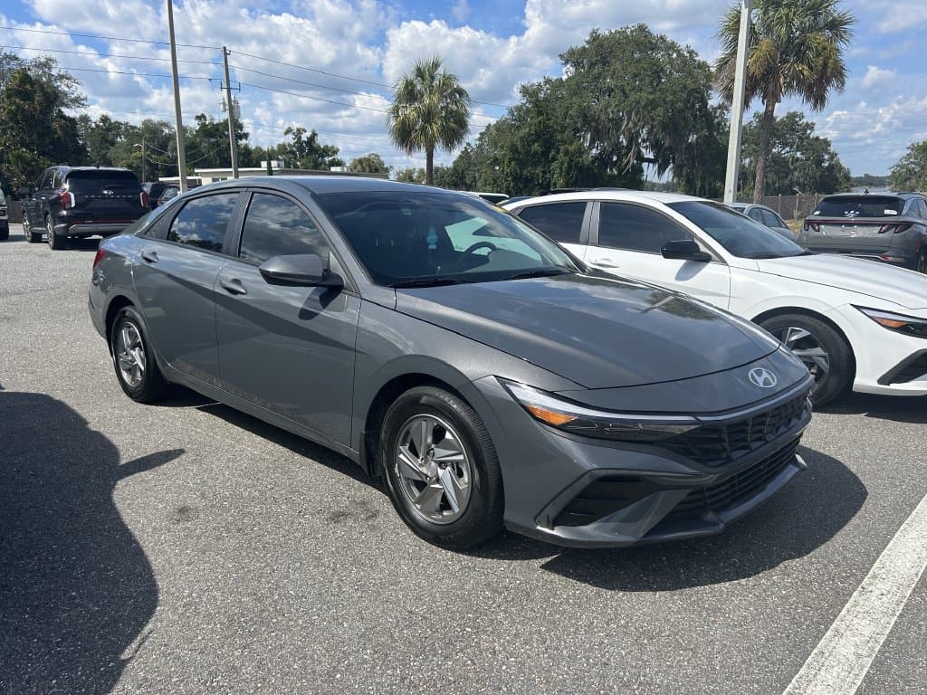 2025 Hyundai Elantra SE — photo 1 of 12