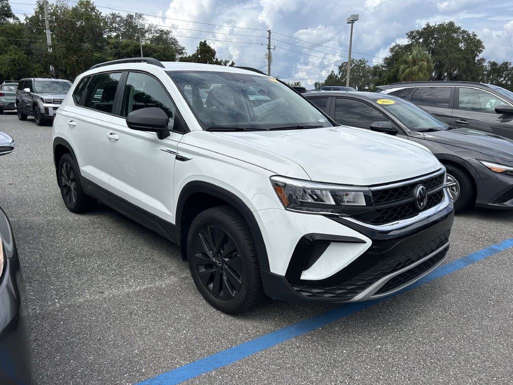 2023 Volkswagen Taos Base — photo 1 of 12