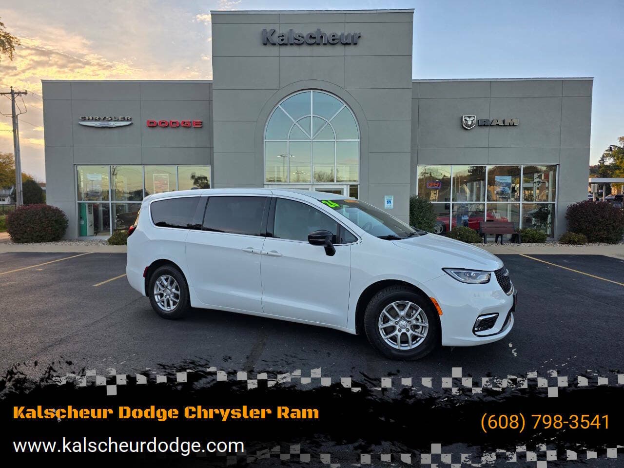2026 Chrysler Pacifica Select — photo 1 of 38