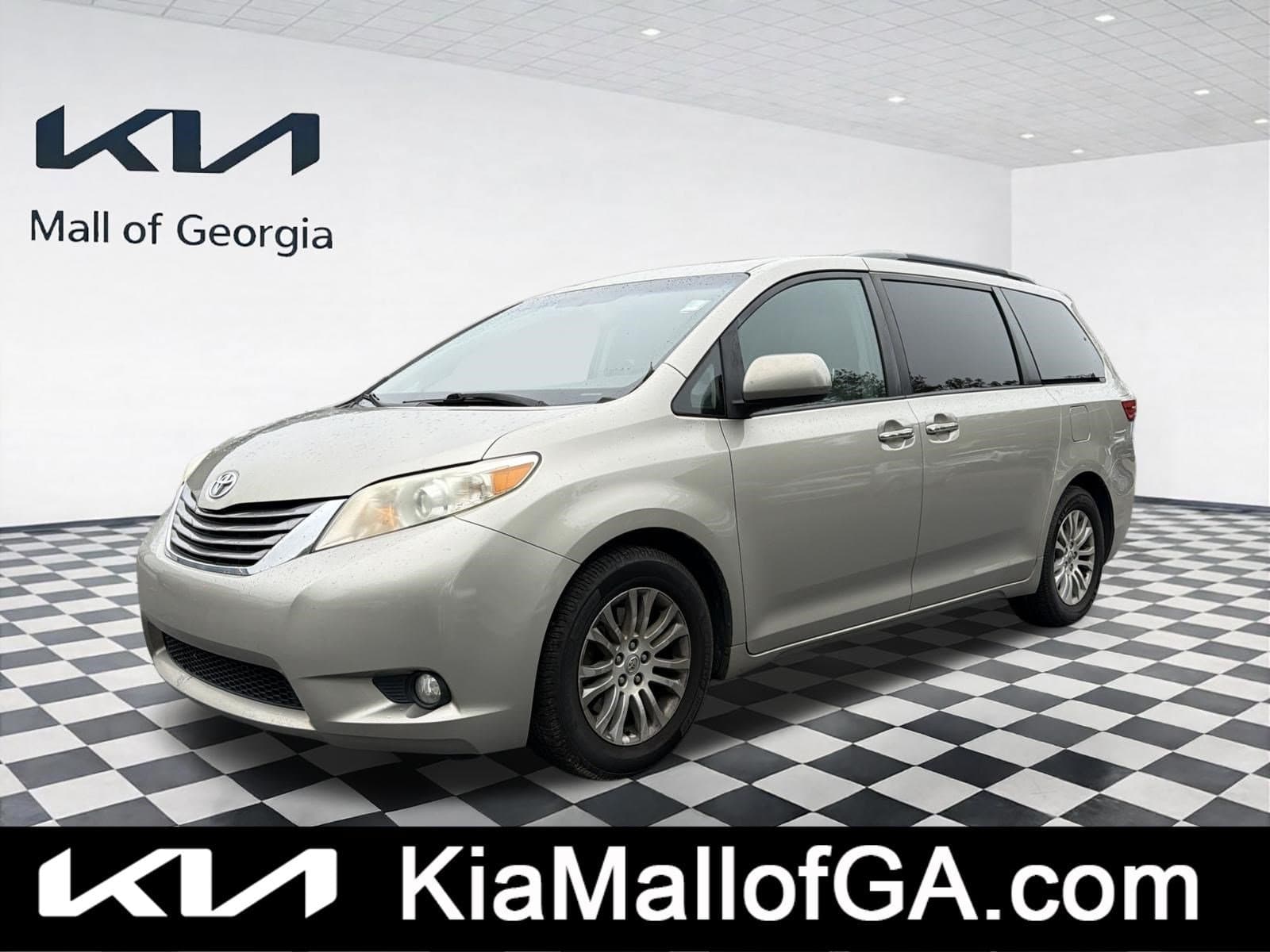2016 Toyota Sienna XLE — photo 1 of 10