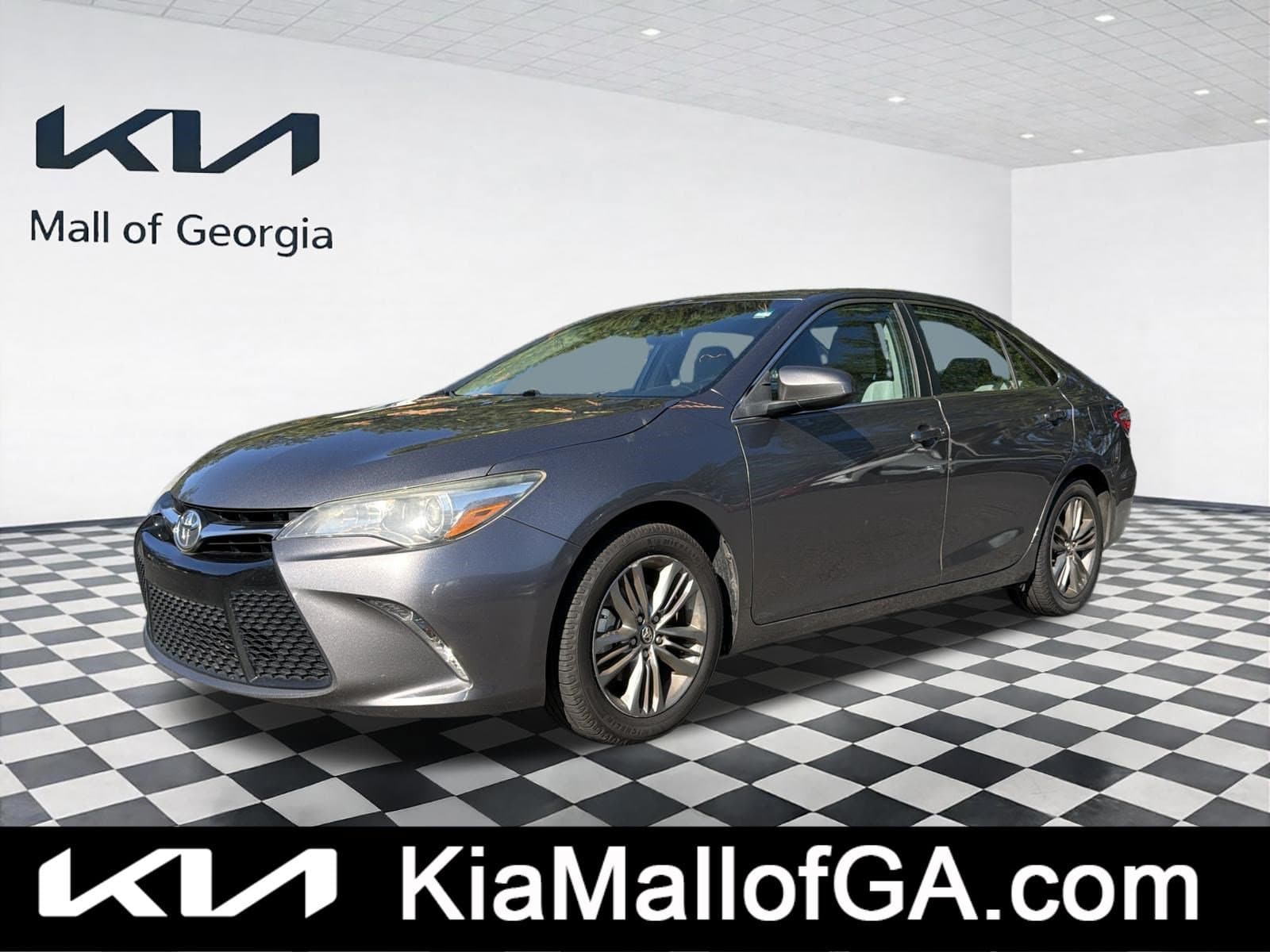 2017 Toyota Camry SE — photo 1 of 10