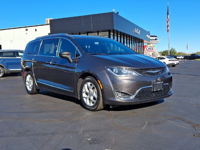 2020 Chrysler Pacifica Touring L — photo 1 of 32