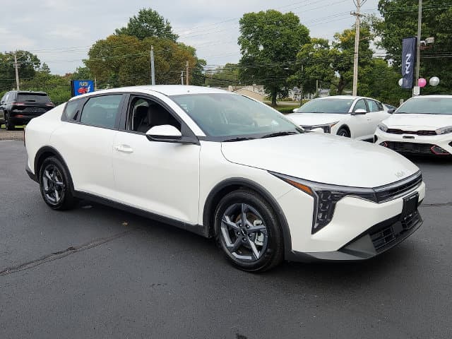 2026 Kia K4 LXS — photo 1 of 30