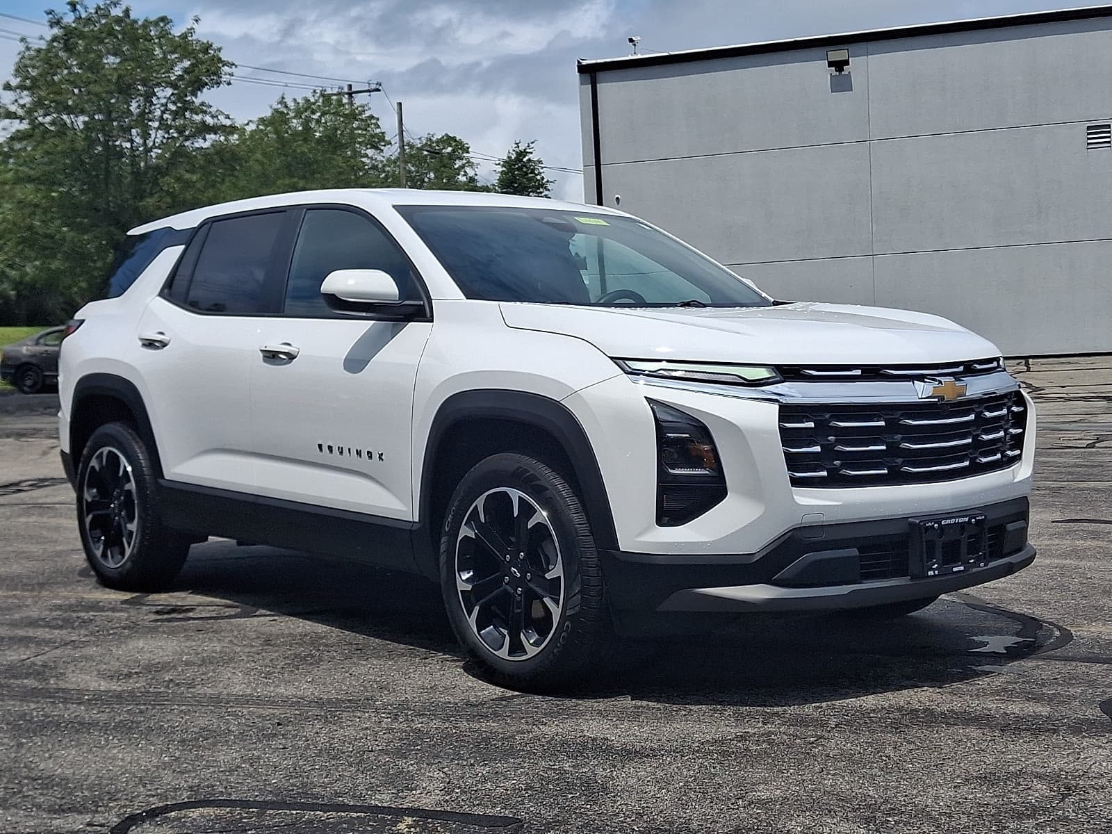 2025 Chevrolet Equinox AWD LT — photo 1 of 30