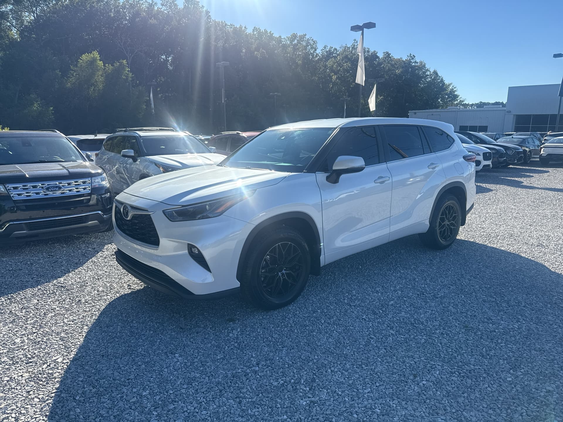 2024 Toyota Highlander LE — photo 1 of 30