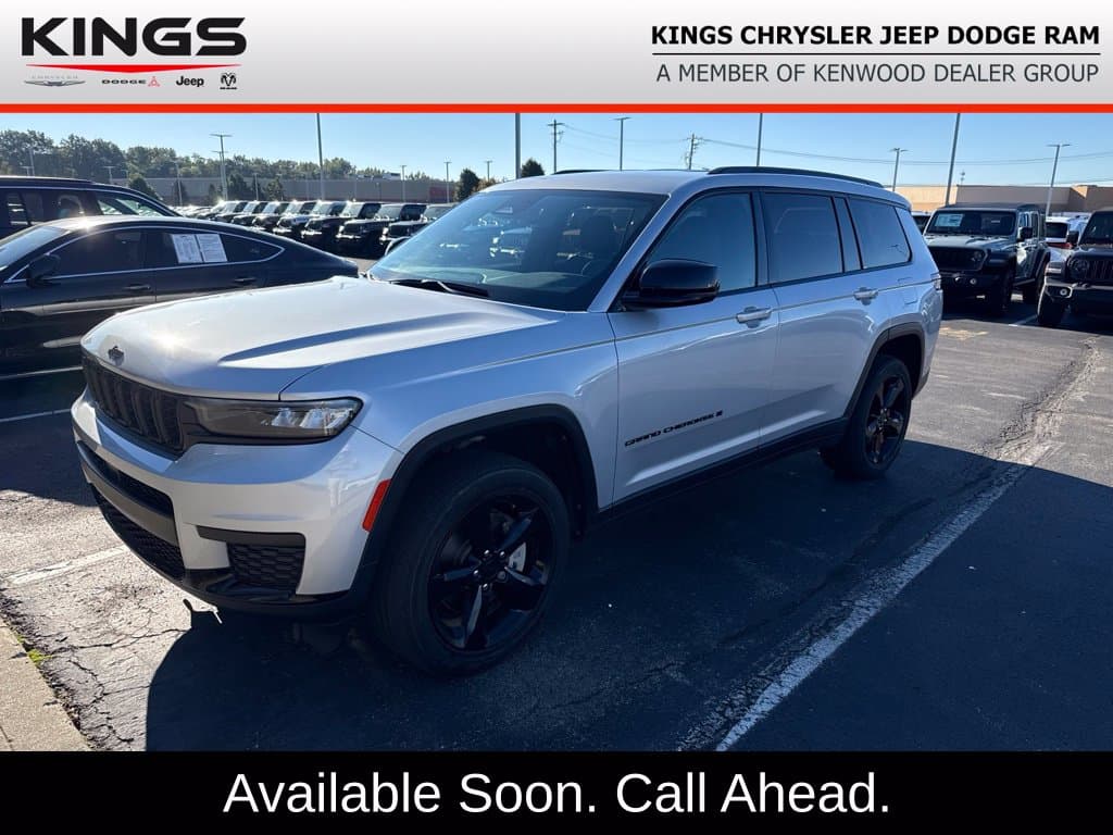 2023 Jeep Grand Cherokee L Laredo — photo 1 of 10